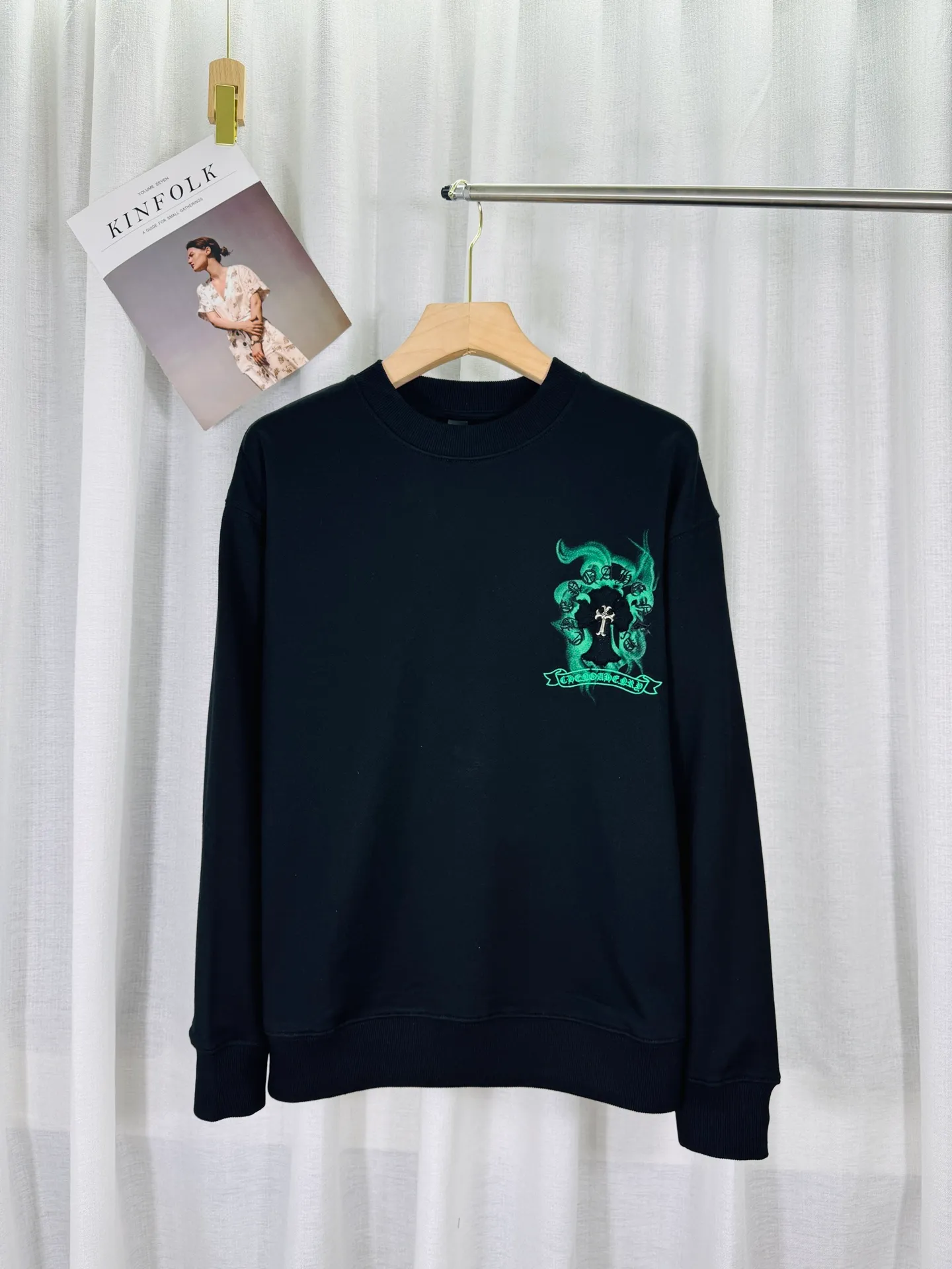 P240 top version, real shot without P, ​​different from market currency) 𝗖𝗵𝗿𝗼𝗺𝗲 𝗛𝗲𝗮𝗿𝘁𝘀/Croxin 2025 3D three-dimensional autumn and winter new original single counter American laser color printed patch embroidered couple casual sweatshirt 👑The highest version! Customized fabric 430g tripe terry fabric!  The best-selling model in the counter, very comfortable to wear. Accessories: original molded and authenticated collar label➕100% silk wash label. Genuine purchase-grade original hangtag➕matching hanging rope➕3D hanging beads➕original packaging bag. Craftsmanship: The original version has consistent wiring! The highest version of the armhole matching technique! Color: White Black Size: S M L XL Style No.: 9304